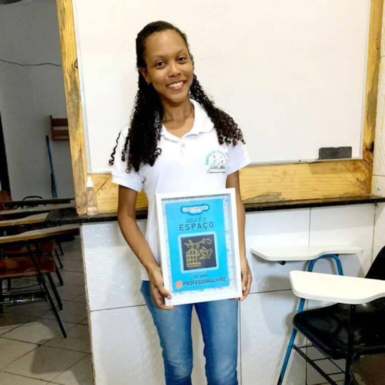 Professora apresentando seu espaço pedagógico