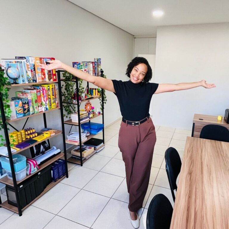 Professora em seu espaço pedagógico